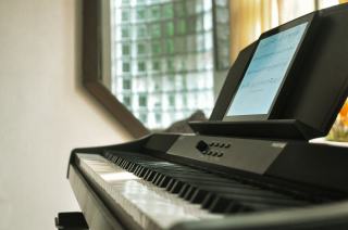 Partition de piano ouverte, portée du bas en clé de fa