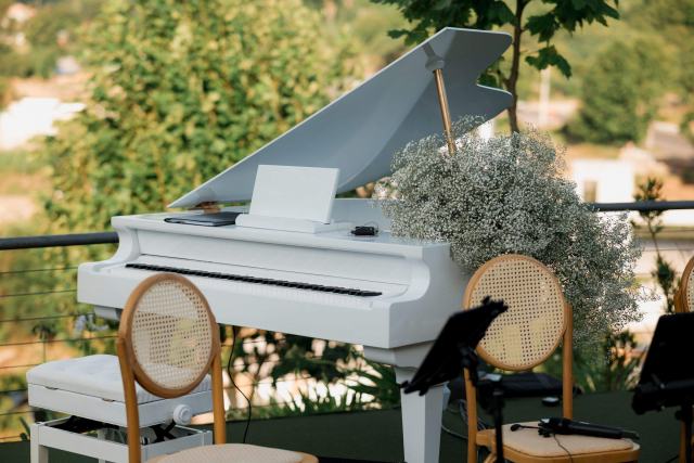 Les partitions de mariage, de l'entrée des mariés à la sortie Partition posée sur un piano pour une cérémonie de mariage