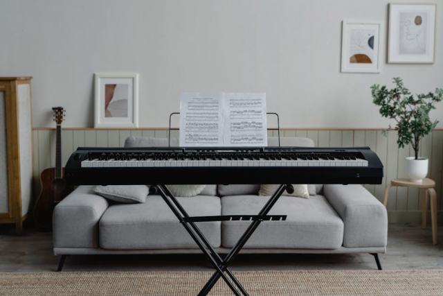 Débuter le piano avec des partitions adaptées à votre niveau