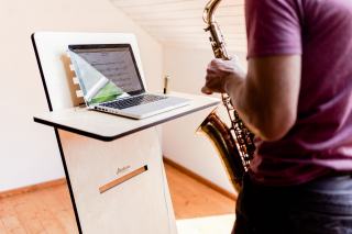 Saxophone alto posé sur une partition ouverte